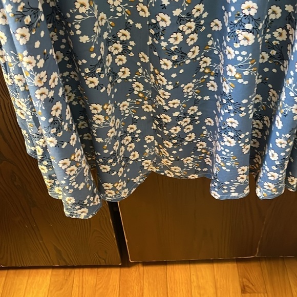 KorMei blue with white flowers romper with long cover in the back. Size M. NWT. - Picture 10 of 13